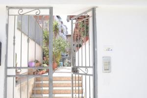 een open deur die leidt naar een hal met een trap bij B&B JOELE in Tropea