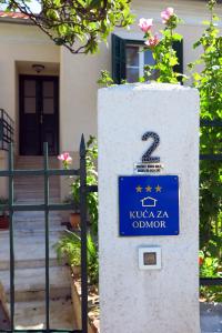 un panneau bleu devant une maison dans l'établissement Villa Nada, à Zadar