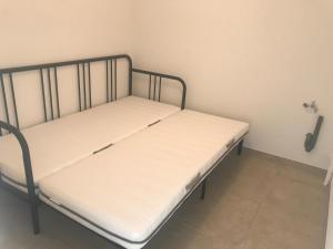 metalowe łóżko w pokoju z telefonem w obiekcie Apartment Thalassa5@sea w Ostendzie