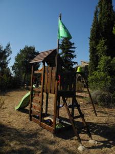 un parque infantil con una bandera verde encima en Le Rourebeau, en Mollans-sur-Ouvèze
