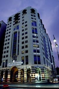 ein großes weißes Gebäude mit einem Schild drauf in der Unterkunft فندق كونكورد دار الخير - المدينة الشمالية in Medina