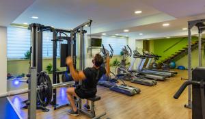 Spordikeskus ja/või sportimisvõimalused majutusasutuses Ambassador Hotel