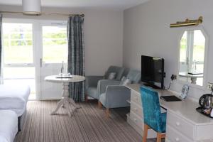 TV a/nebo společenská místnost v ubytování Causeway Hotel