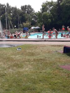 eine Gruppe von Menschen in einem Schwimmbad in der Unterkunft Vakantie Chalet Makkum in Makkum