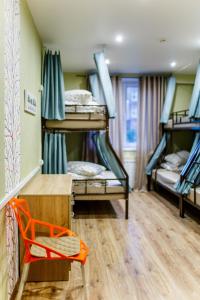 Двухъярусная кровать или двухъярусные кровати в номере Nice hostel Crocus