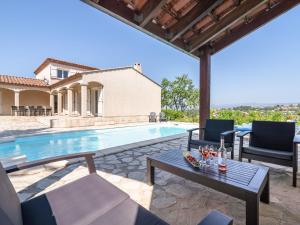 Luxurious villa in Oupia with private pool tesisinde veya buraya yakın yüzme havuzu