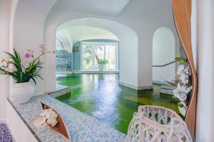 Bassein majutusasutuses Paradiso Terme Resort & SPA con 5 piscine termali või selle lähedal