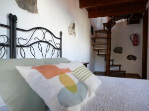 A bed or beds in a room at Casa Rural Los Llanillos