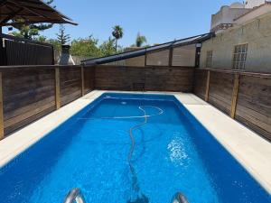 una piscina con agua azul en un patio trasero en Wood House Close Beach, en Marbella