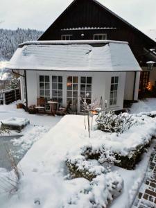 ein schneebedecktes Haus vor in der Unterkunft Sissi's Feriendomizil in Winterberg + 3 Fotos