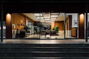 una hall di un edificio con tavolo e sedie di Clay Hotel Udonthani a Udon Thani
