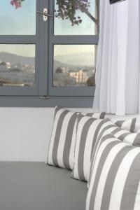 Ένα ή περισσότερα κρεβάτια σε δωμάτιο στο Iliada Suites