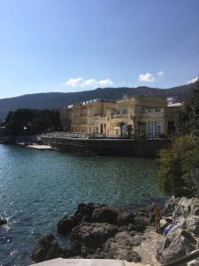 grupa budynków na brzegu wody w obiekcie Apartment Andreja, Opatija city center w mieście Opatija