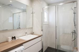 Kúpeľňa v ubytovaní Peaceful 2BD Apartment in Kolonaki by UPSTREET + 14 fotografií