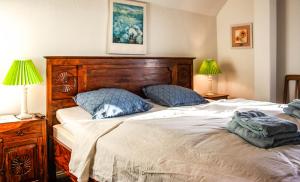 um quarto com uma cama grande com duas almofadas em Ballum Slusekro em Ballum