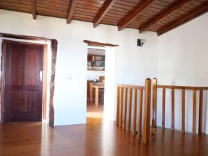 una camera con scala e porta in legno di Casa Rural Los Llanillos a Frontera