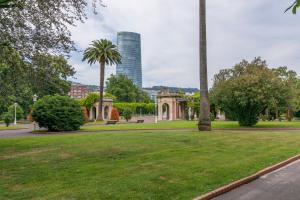 A garden outside Gran Via 1.2 by Forever Rentals