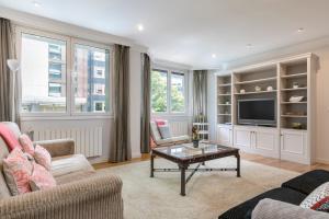 A television and/or entertainment centre at Gran Via 1.2 by Forever Rentals