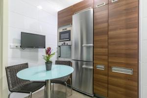 A kitchen or kitchenette at Gran Via 1.2 by Forever Rentals