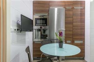 A kitchen or kitchenette at Gran Via 1.2 by Forever Rentals