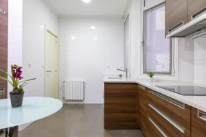 A kitchen or kitchenette at Gran Via 1.2 by Forever Rentals