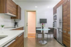 A kitchen or kitchenette at Gran Via 1.2 by Forever Rentals