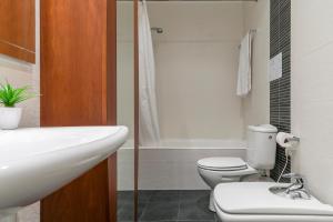 A bathroom at Gran Via 1.2 by Forever Rentals