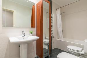 A bathroom at Gran Via 1.2 by Forever Rentals Még 20 kép