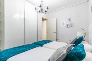 A bed or beds in a room at Gran Via 1.2 by Forever Rentals