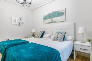 A bed or beds in a room at Gran Via 1.2 by Forever Rentals