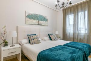 A bed or beds in a room at Gran Via 1.2 by Forever Rentals