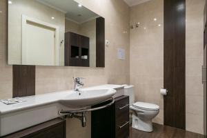 A bathroom at Gran Via 1.2 by Forever Rentals