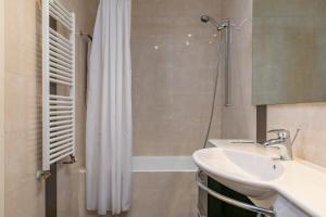 A bathroom at Gran Via 1.2 by Forever Rentals