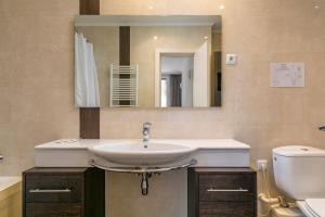 A bathroom at Gran Via 1.2 by Forever Rentals
