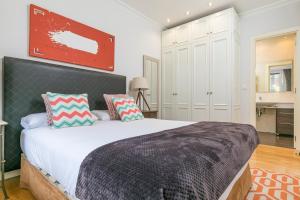 A bed or beds in a room at Gran Via 1.2 by Forever Rentals