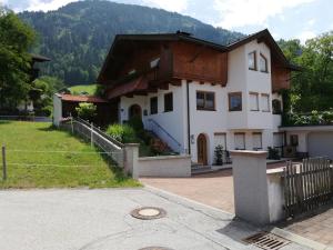 a large white house with a wooden roof at Ferienwohnung Kreidl Ilse in Hart im Zillertal