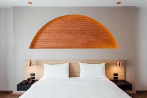 Postel nebo postele na pokoji v ubytování Clay Hotel Udonthani