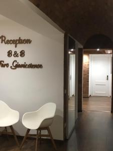 sala konferencyjna z 2 krzesłami i znakiem na ścianie w obiekcie Il Faro Gianicolense w Rzymie