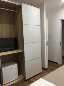szafa z białymi szufladami i telewizorem w obiekcie Il Faro Gianicolense w Rzymie +19 zdjęć