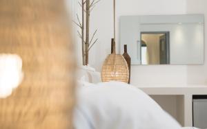 Ένα ή περισσότερα κρεβάτια σε δωμάτιο στο Iliada Suites