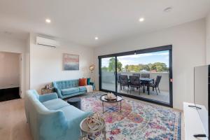 A seating area at Astra Apartments Newcastle (Broadmeadow)