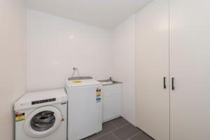 A kitchen or kitchenette at Astra Apartments Newcastle (Broadmeadow)
