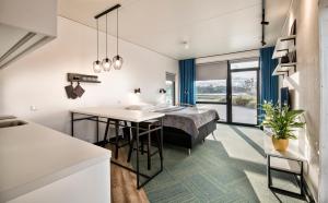 sypialnia z łóżkiem i stołem w pokoju w obiekcie StayBliss Haven Kakumäe w Tallinnie