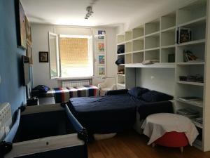 1 dormitorio con cama y estante para libros en I Cedri, en Udine