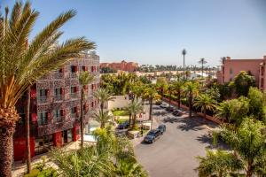 - une vue aérienne sur une rue bordée de palmiers et de bâtiments dans l'établissement Hivernage Hotel & Spa, à Marrakech