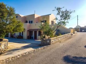 uma casa ao lado de uma estrada em Sunshine house for 9, cozy set up,verandas, sea view. em Karterados