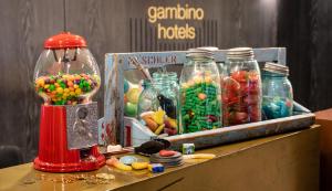 een tafel met potten snoep en een doos snoep bij gambino hotel CINCINNATI in München