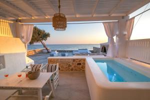 Bazén v ubytování Aegean Melody Suites & Villas nebo v jeho okolí