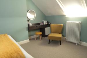 Schlafzimmer mit einem Bett, einem Schreibtisch und einem Stuhl in der Unterkunft Number 6 in Whitby
