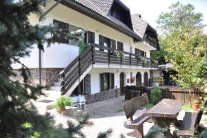 una casa con un tavolo da picnic di fronte di The Village Rest - Brezje Gorenjska a Brezje